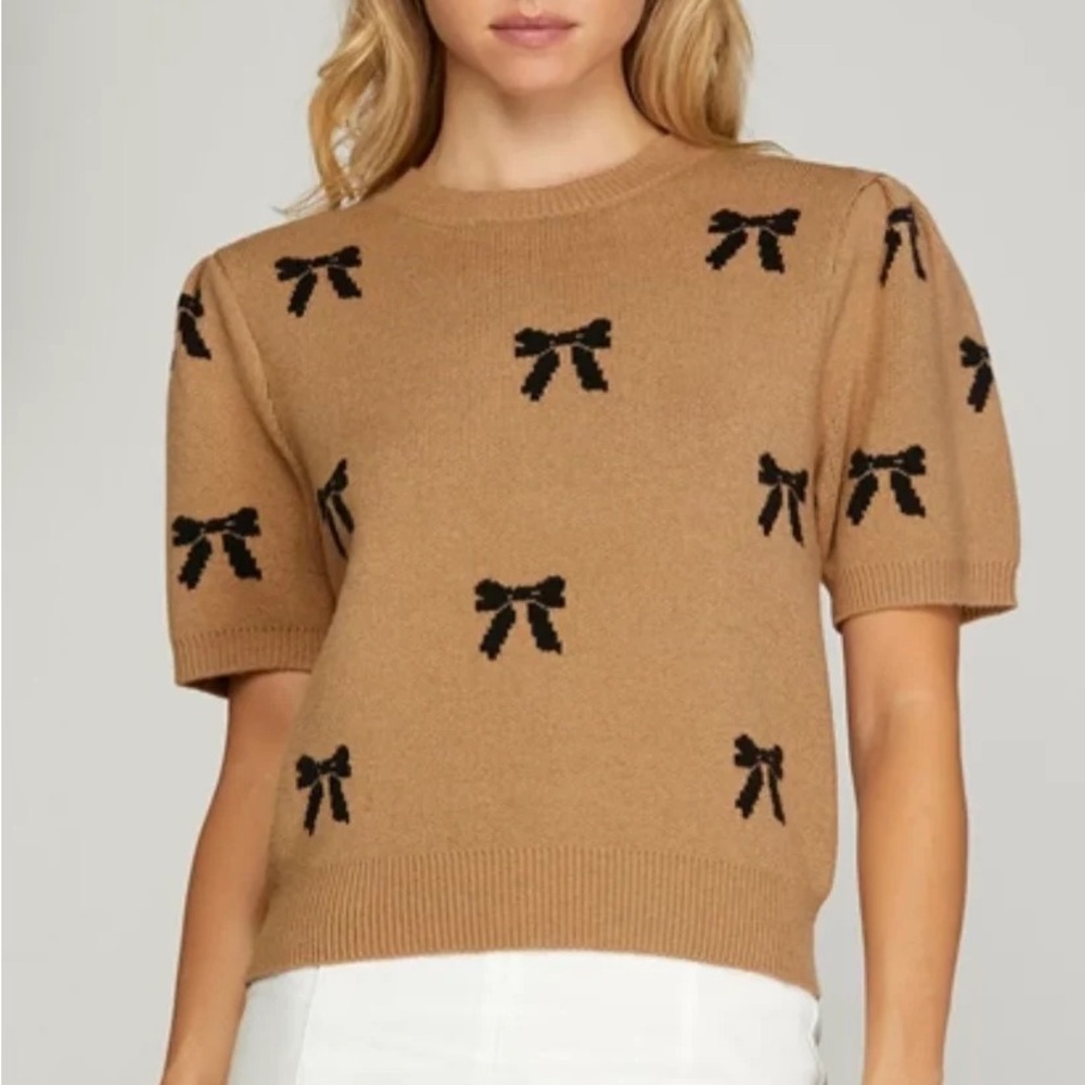 Camel Bow-Print Short Sleeve Sweater
